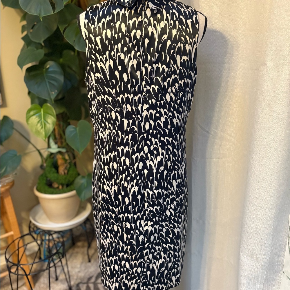 Tahari Black and White Abstract Patterned Mini Sheath Dress - Picture 6 of 11